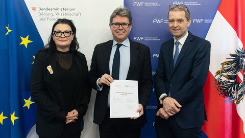 FWF-Vizepräsidentin Ursula Jakubek, Wissenschaftsminister Martin Polaschek und FWF-Präsident Christof Gattringer mit der Finanzierungsvereinbarung
