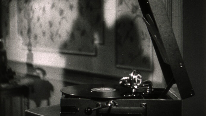 Gramophone in the film "Silhouetten" from 1936. 