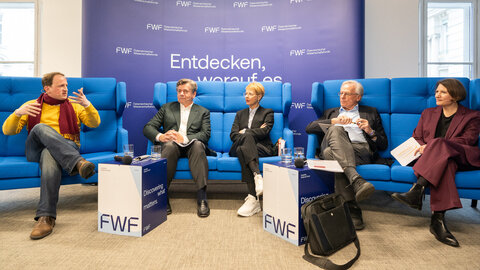 Andreas Kosmider, Markus Reinhard, Beate Eckhardt, Georg Winckler, Ruth Williams während der Diskussion