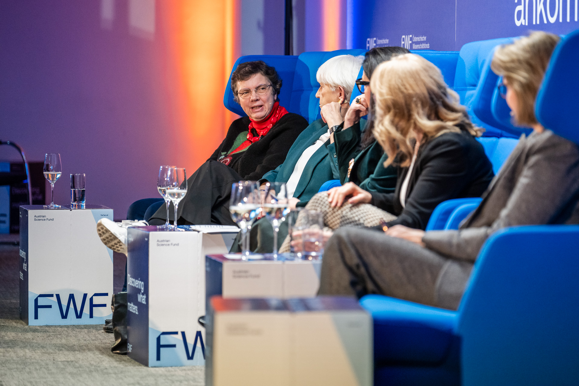 Fokus auf alle Diskutantinnen von der rechten Seite