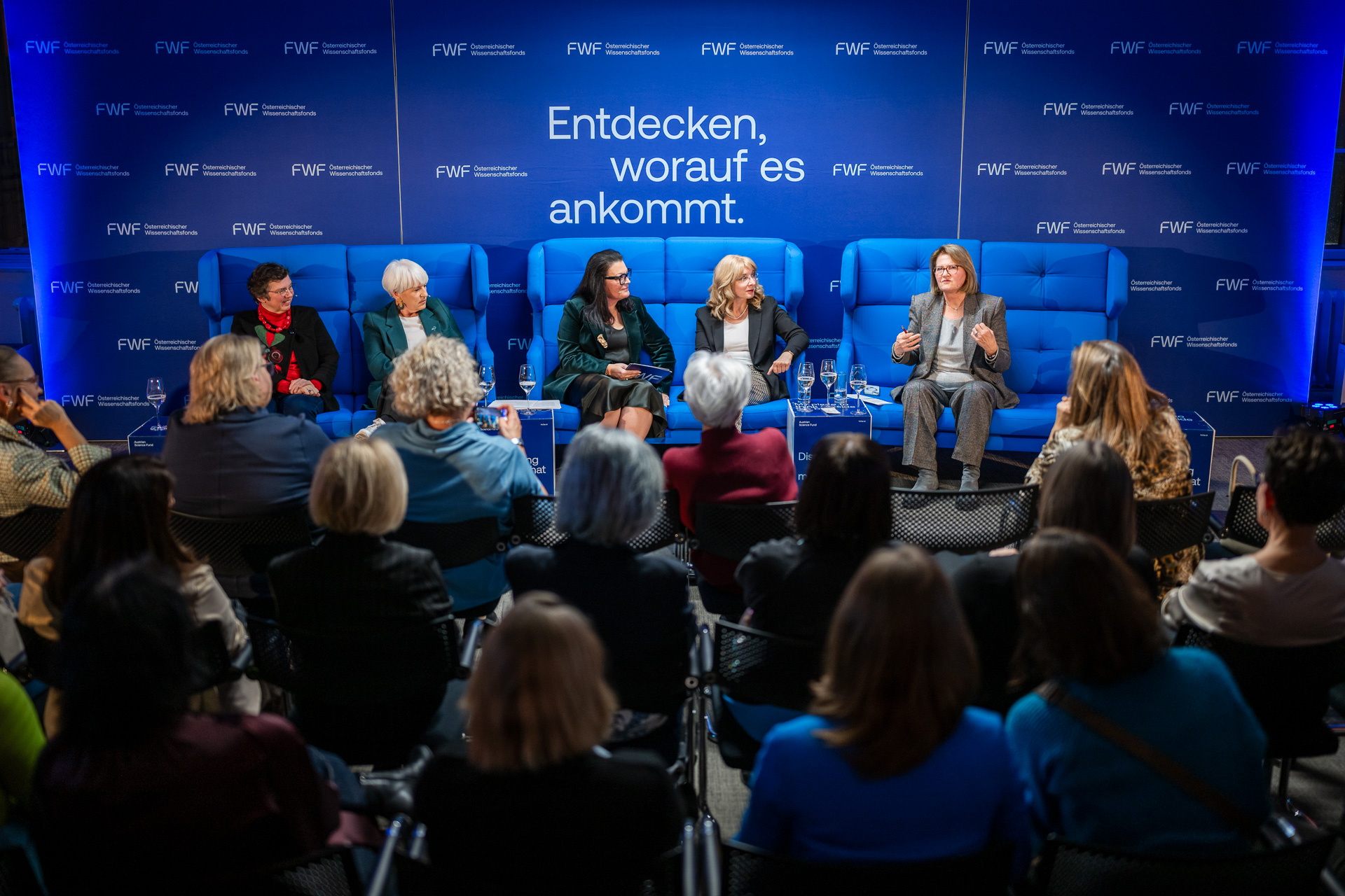 Blick auf die Diskutantinnen von weit hinten