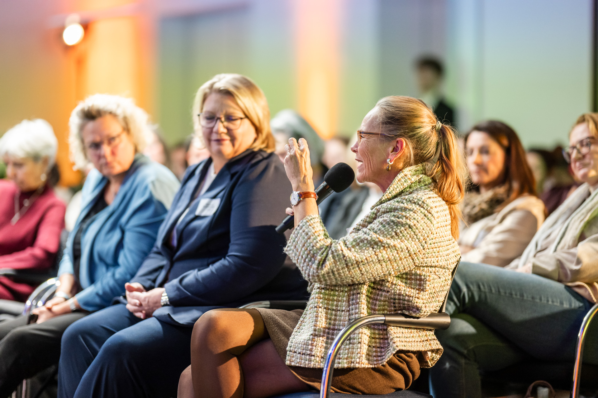 Eine Teilnehmerin stellt eine Publikumsfrage