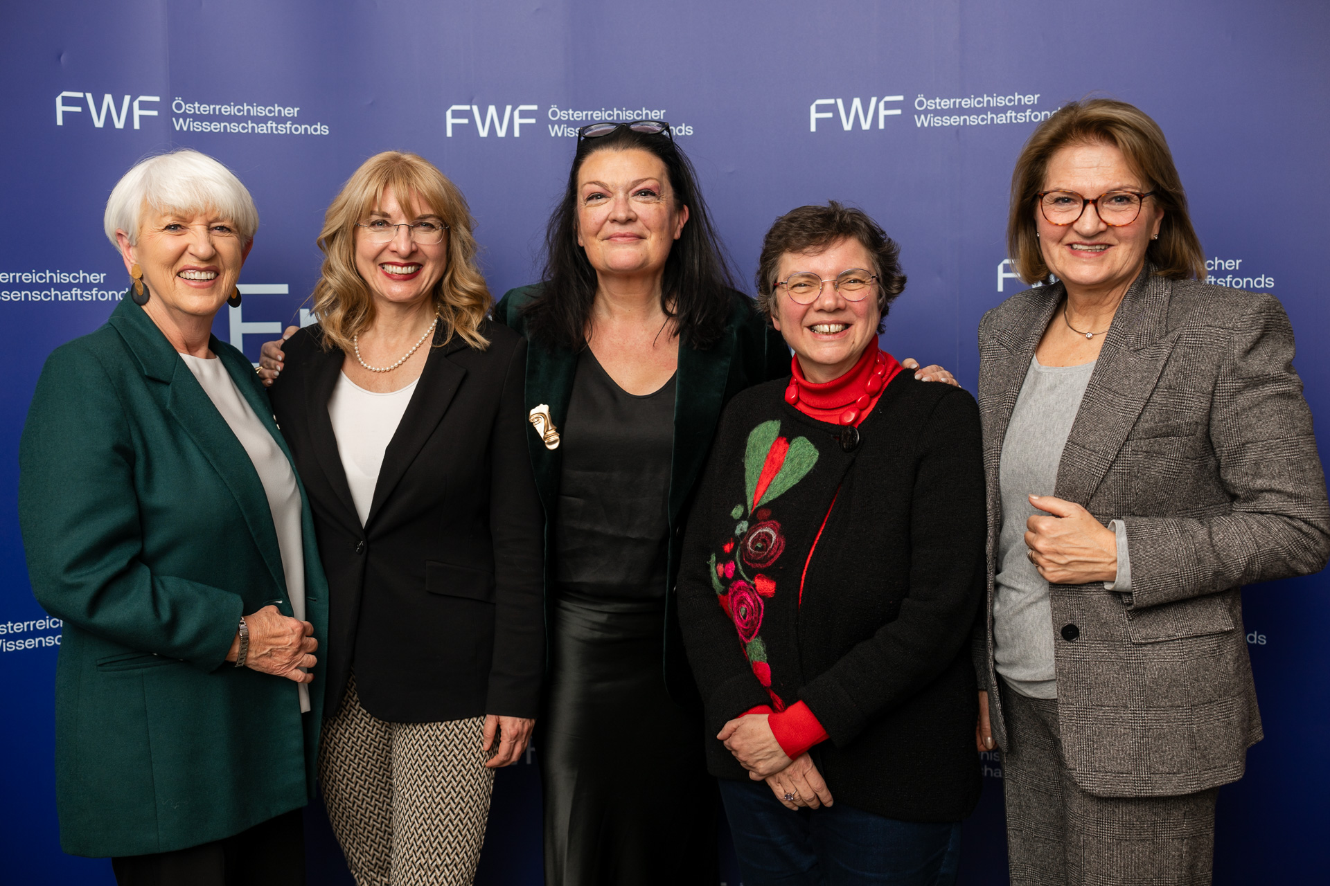 Maria Rauch-Kallat, Bettina Fuhrmann, Ursula Jakubek, Monika Rosenund Gertrude Schatzdorfer-Wölfel vor der FWF-Fotowand