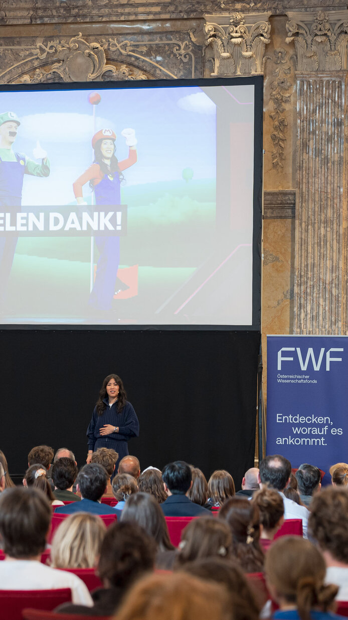 Mai Thi Nguyen-Kim beim Vortrag im Festsaal der ÖAW