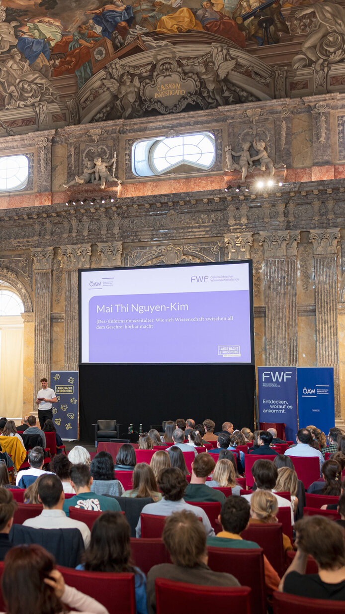 Mai Thi Nguyen-Kim beim Vortrag im Festsaal der ÖAW
