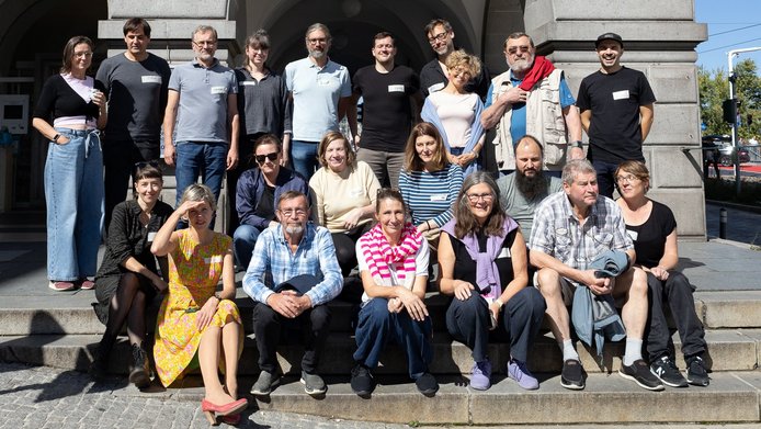 Gruppenbild des Teams von "BFUNGI" auf Stufen stehend und sitzend