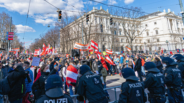 Demonstration gegen Coronamaßnahmen mit Polizei in Wien