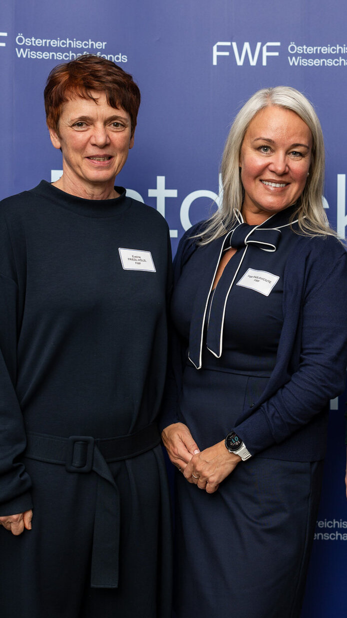 Teilnehmerinnen vor der FWF-Fotowand