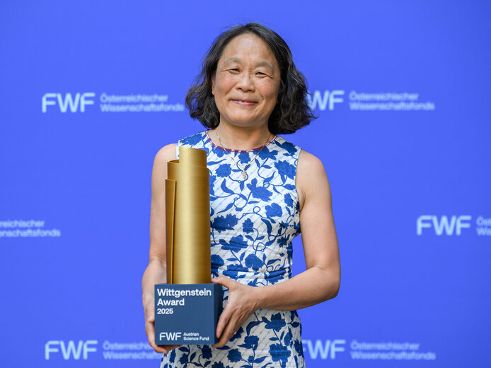 Wittgensteinpreisträgerin 2025 Elly Tanaka mit ihrer Trophäe