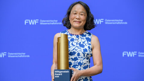 Wittgensteinpreisträgerin 2025 Elly Tanaka mit ihrer Trophäe