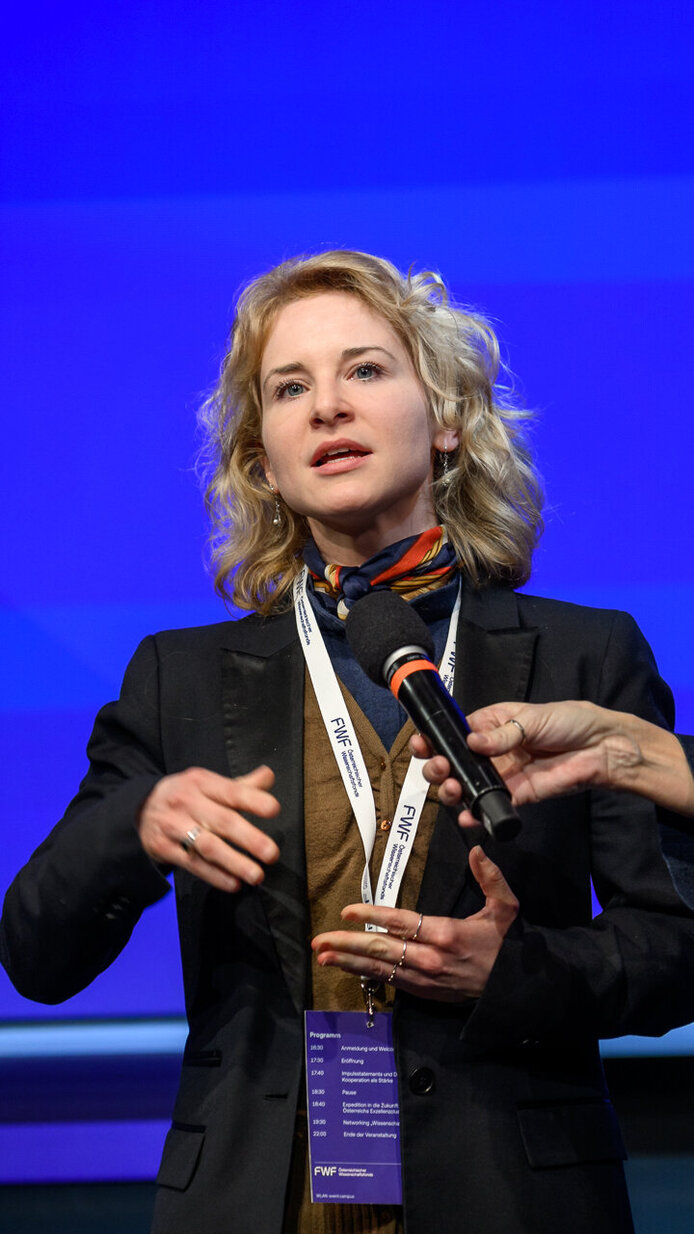 Wissenschaftsministerin Eva-Maria Holzleitner und Moderatorin Birgit Dalheimer (ORF) auf der Bühne