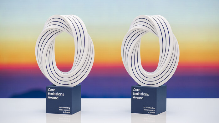 FWF Zero Emissions Award Pokale vor buntem Hintergrund