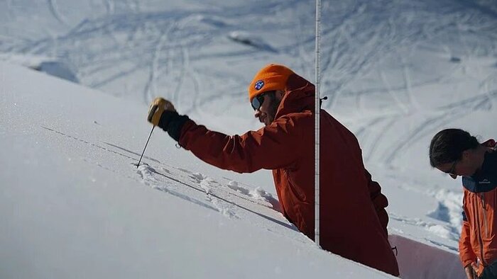 Forschungsarbeiten in alpinem Schneefeld