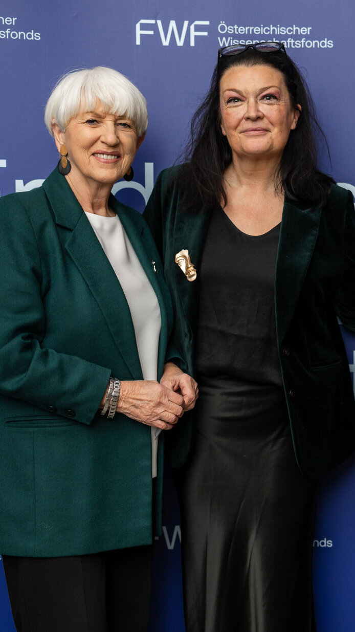 Teilnehmerinnen vor der FWF-Fotowand