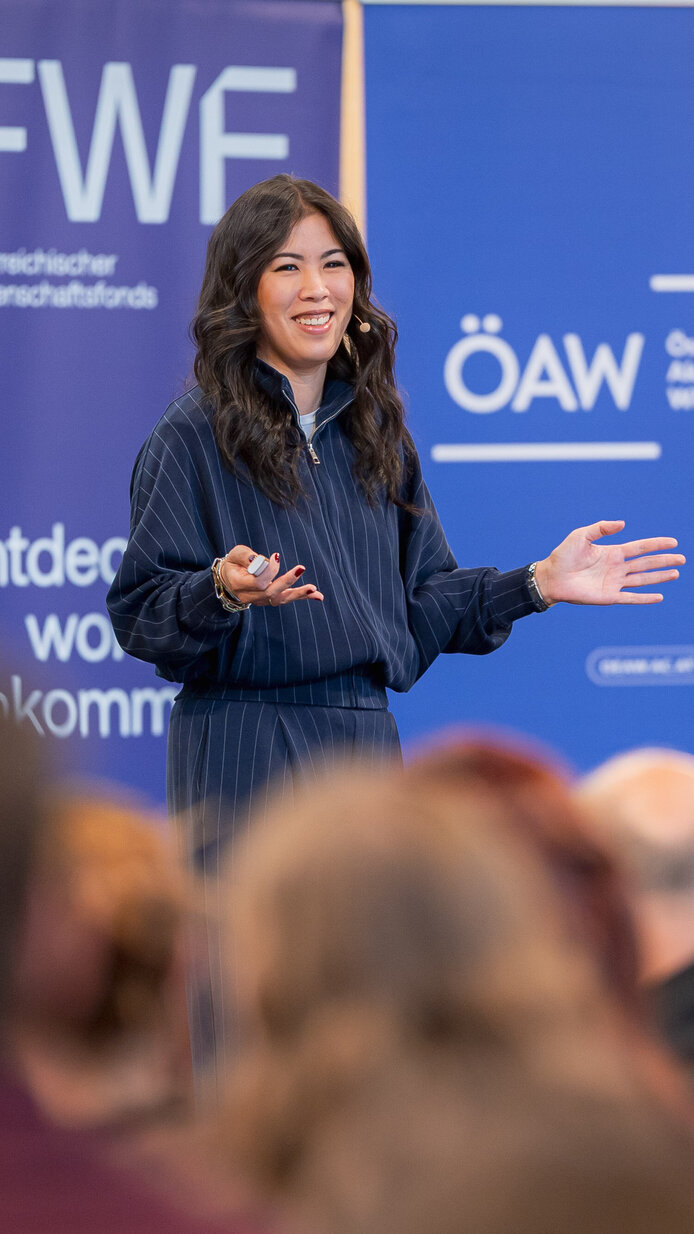 Mai Thi Nguyen-Kim beim Vortrag im Festsaal der ÖAW
