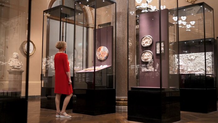 Katrin Keller vor einer Museumsvitrine