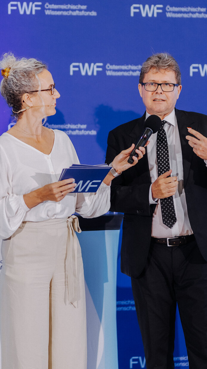 Mitglieder der neuen Exzellenzcluster nehmen in der Wiener Urania ihre Förderauszeichnungen aus den Händen von Wissenschaftsminister Martin Polaschek, FWF-Präsident Christof Gattringer und Mitgliedern des FWF-Präsidiums entgegen
