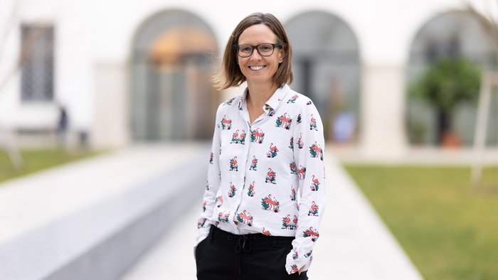 Technikforscherin Astrid Mager im Portr&auml;t im Innenhof der Campus Akademie