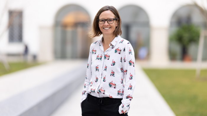 Technikforscherin Astrid Mager im Portr&auml;t im Innenhof der Campus Akademie