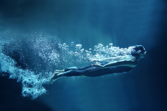 Bild einer tauchenden Schwimmerin
