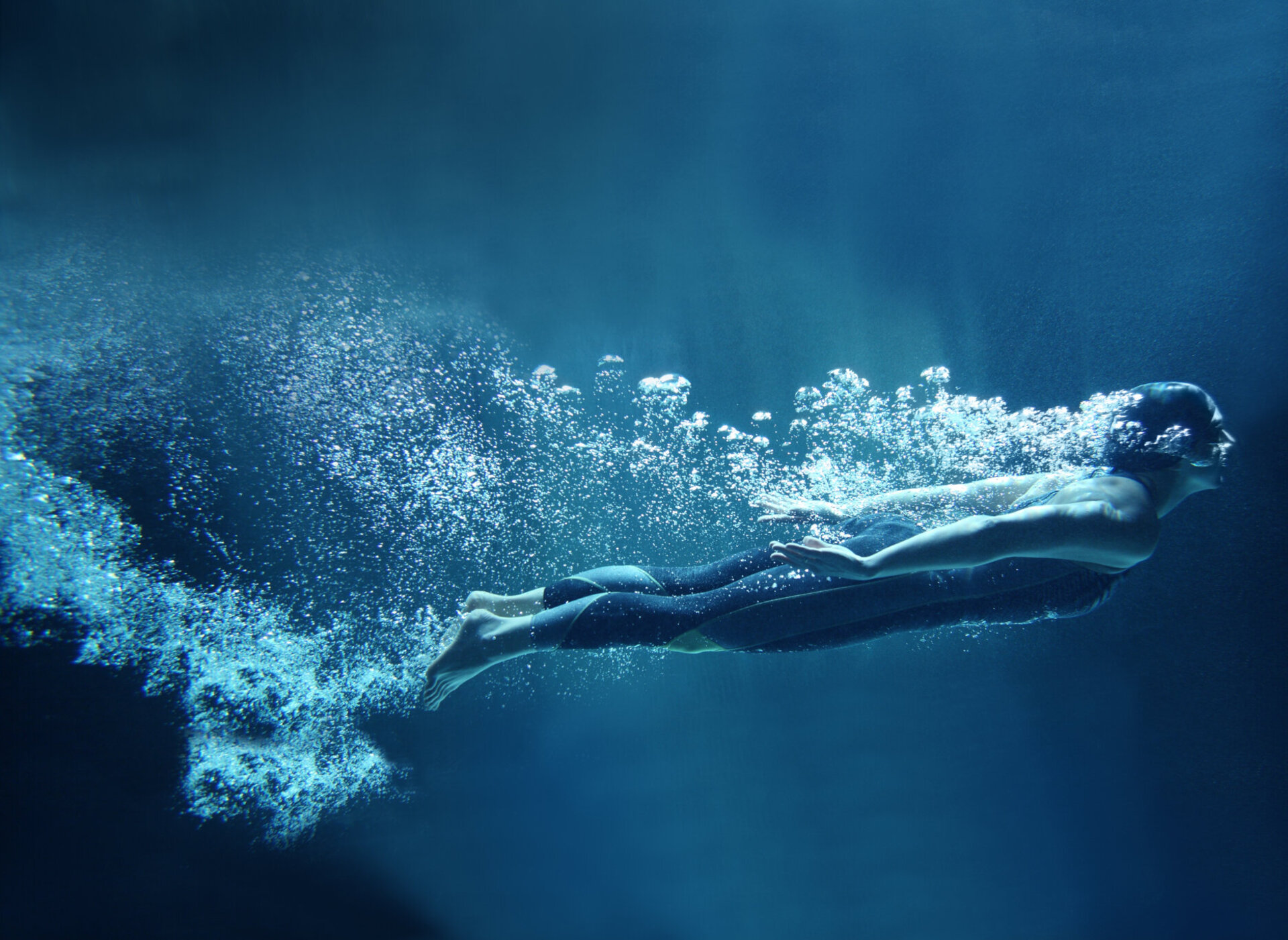 Bild einer tauchenden Schwimmerin