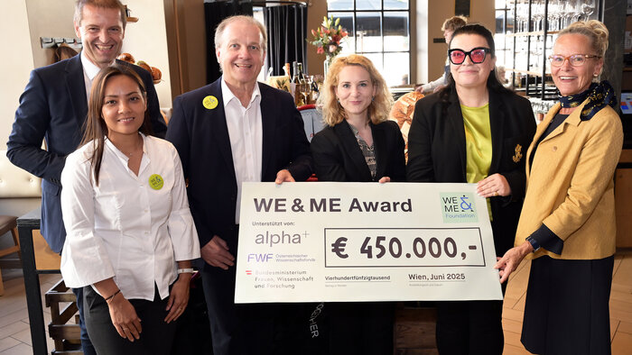 Ziehen an einem Strang, um die Erforschung postviraler Erkrankungen auszubauen: FWF-Präsident Christof Gattringer, Caroline und Gerhard Ströck (WE&ME Stiftung), Caroline und Gerhard Ströck (WE&ME Stiftung), Wissenschaftsministerin Eva-Maria Holzleitner, FWF-Vizepräsidentin Ursula Jakubek und Susanne Müller-Taborsky (alpha+ Stiftung)