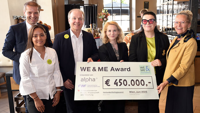 Pulling together to strengthen research on post-viral syndromes: FWF President Christof Gattringer, Caroline and Gerhard Ströck (WE&ME Foundation), Minister of Science Eva-Maria Holzleitner, FWF Vice-President Ursula Jakubek, and Susanne Müller-Taborsky (alpha+ Foundation)