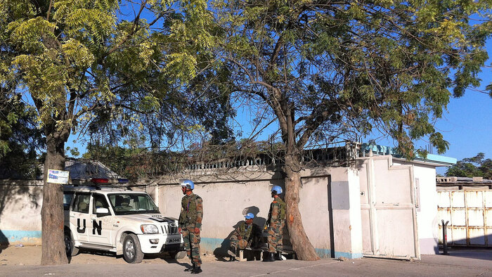 UN-Truppen bewachen einen Gebäudeeingang in Haiti (2014). 