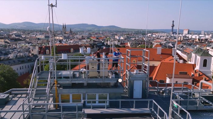 Forscher:innen auf dem Dach eines Universit&auml;tsgebeudes