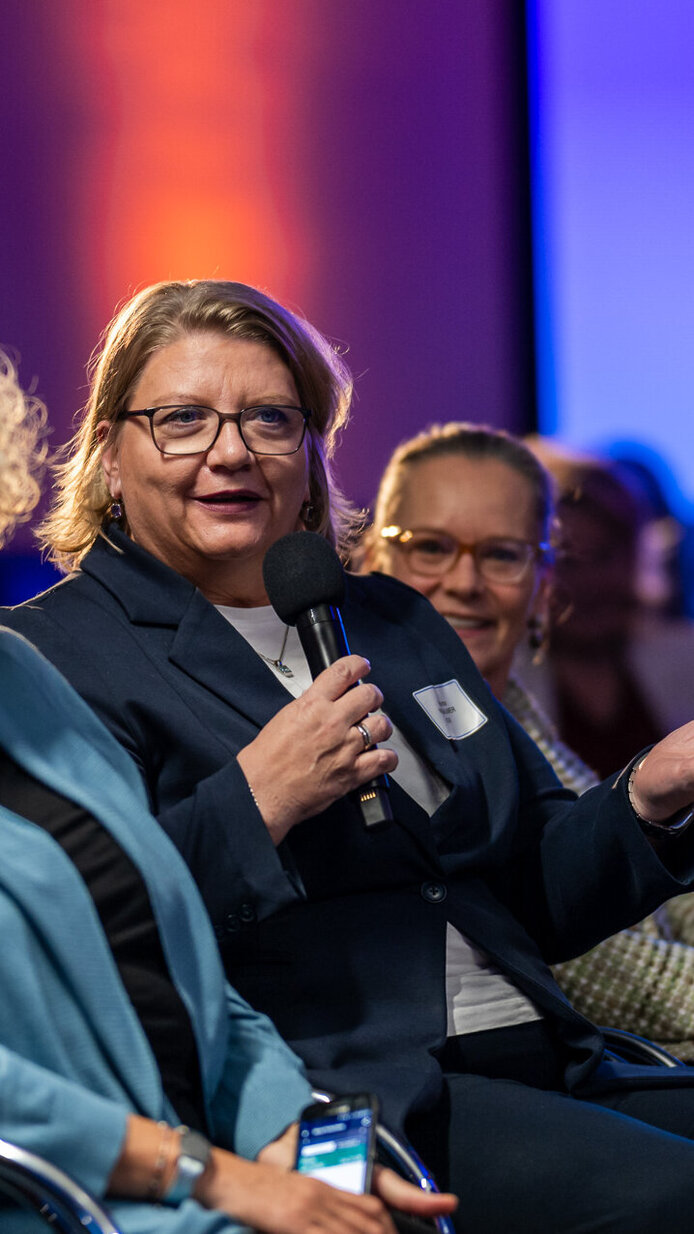 Eine Teilnehmerin stellt eine Publikumsfrage