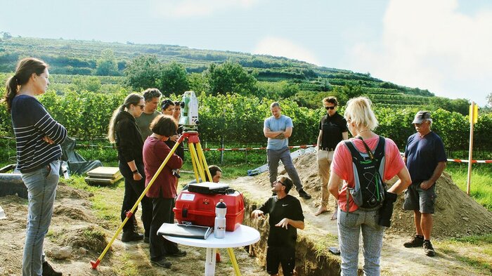 Archäolog:innen-Team an der Fundstelle im Donauraum