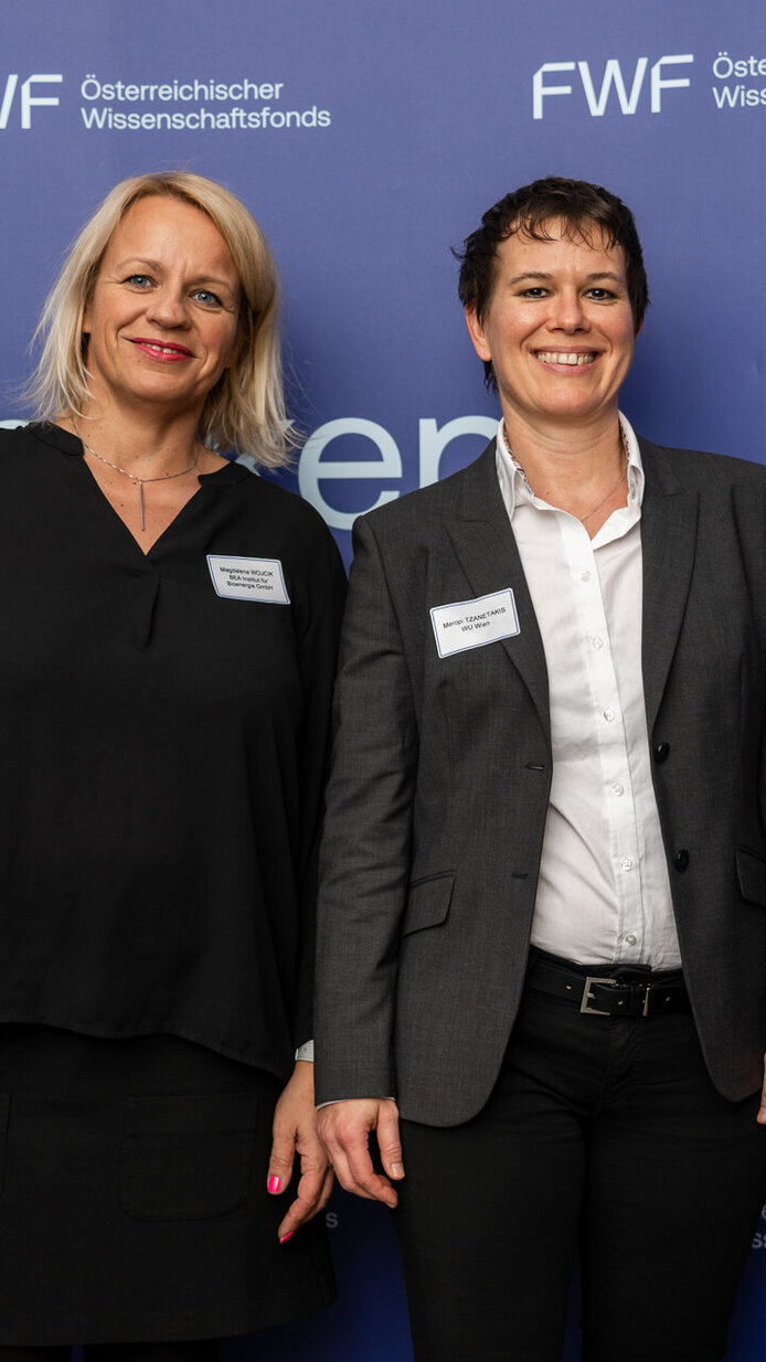 Teilnehmerinnen vor der FWF-Fotowand