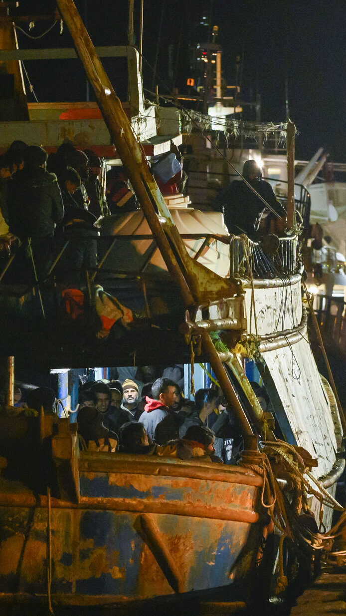 Polizeikontrolle eines Fischerbootes im Hafen Crotone