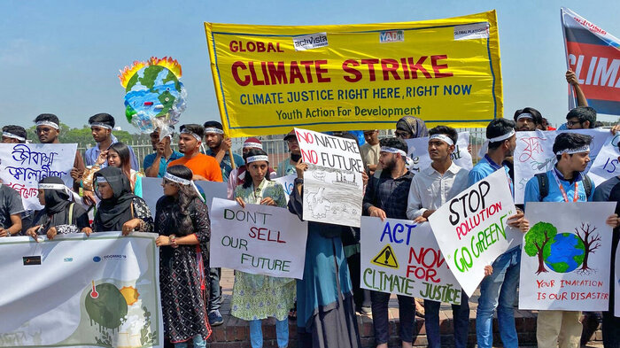 Demonstration von Jugendlichen mit Bannern für mehr Klimaschutz in Dhaka