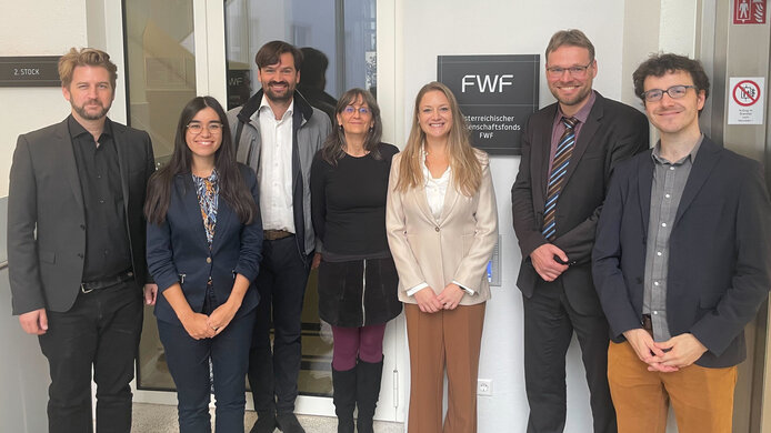 Tim Schrabback und das Team des Spezialforschungsbereiches „Untersuchungen des Dunklen Universums“