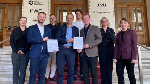 Die slowakische Delegation und der FWF mit dem unterzeichneten Abkommen auf der Treppe der Postsparkasse