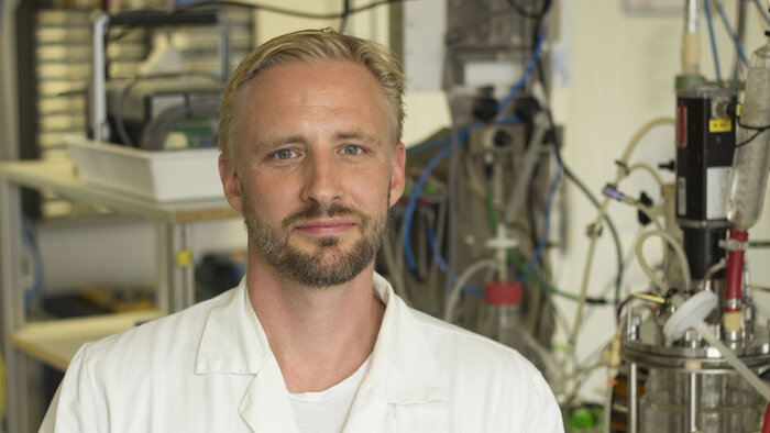 Oliver Spadiut mit wei&szlig;em Mantel im Labor