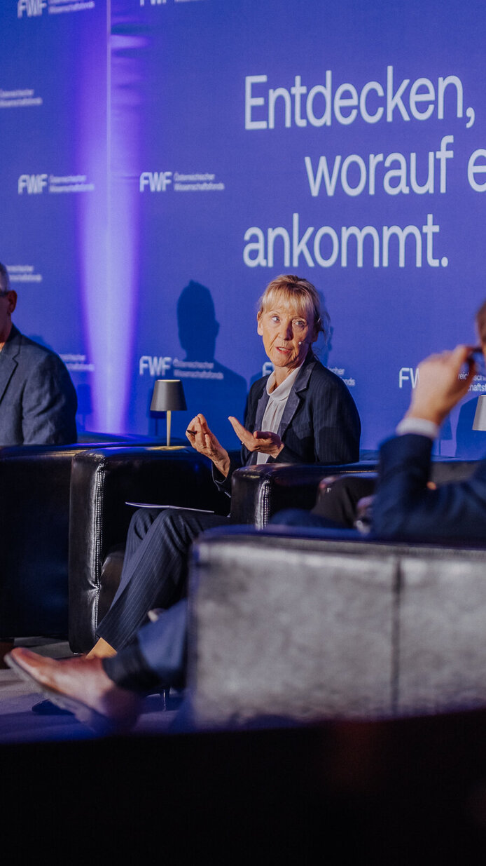  Manuela Baccarini, Christian Pohl, Barbara Weitgruber, Mari Sundli Tveit halb verdeckt von FWF-Präsident Christof Gattringer