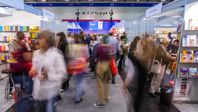 Bewegungsunscharfe Besucher:innen bei der Messe Buch Wien