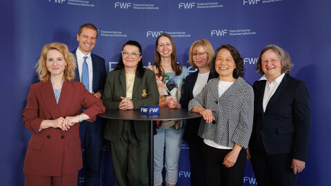 Wissenschaftsministerin Eva-Maria Holzleitner, FWF-Präsident Christof Gattringer und FWF-Vizepräsidentin Ursula Jakubek gemeinsam mit den geförderten Forscherinnen Tal Scully (IMBA/ÖAW), Claudia Wilhelm (Universität Wien), Elly Tanaka (IMBA/ÖAW) und Ruth Breu (Universität Innsbruck) vor der FWF-Logowand. 