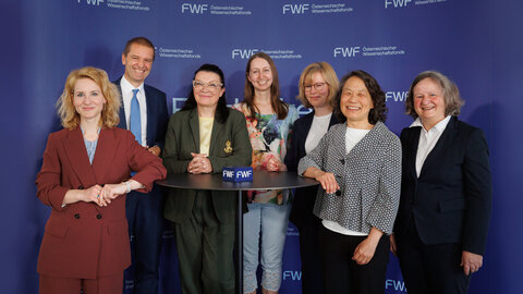 Minister of Science Eva-Maria Holzleitner, FWF President Christof Gattringer, and FWF Vice-President Ursula Jakubek together with FWF-funded researchers Tal Scully (IMBA/OeAW), Claudia Wilhelm (University of Vienna), Elly Tanaka (IMBA/OeAW), and Ruth Breu (University of Innsbruck)