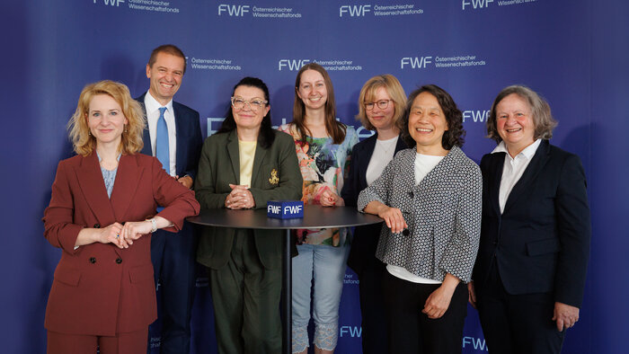 Wissenschaftsministerin Eva-Maria Holzleitner, FWF-Pr&auml;sident Christof Gattringer und FWF-Vizepr&auml;sidentin Ursula Jakubek gemeinsam mit den gef&ouml;rderten Forscherinnen Tal Scully (IMBA/&Ouml;AW), Claudia Wilhelm (Universit&auml;t Wien), Elly Tanaka (IMBA/&Ouml;AW) und Ruth Breu (Universit&auml;t Innsbruck) vor der FWF-Logowand. 