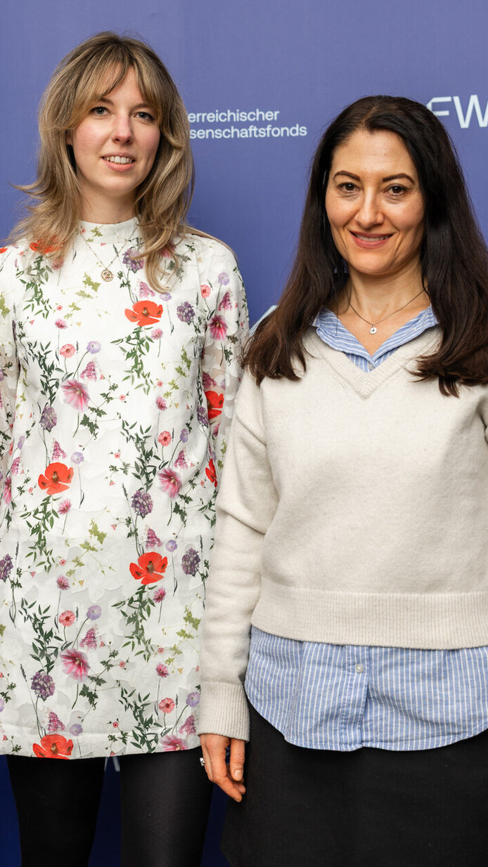 Teilnehmerinnen vor der FWF-Fotowand