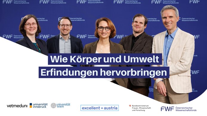 Konsortiumsmitglieder und Forschungsstätten (v. l. n. r.) vor FWF-Logowand: Barbara Klump (Universität Wien), Christoph Völter (Universität Wien), Alice Auersperg (Koordinatorin, Veterinärmedizinische Universität Wien), Mark Christopher O’Hara (Universität Wien), Justus Piater (Universität Innsbruck)