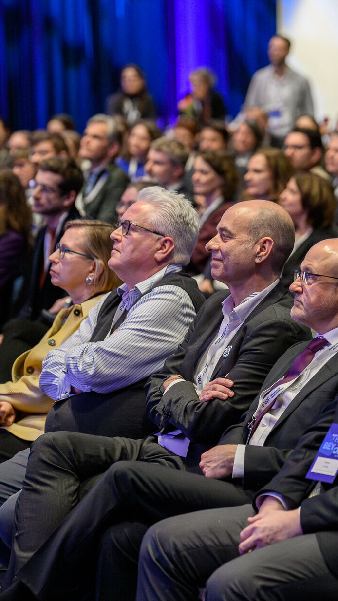 Ansicht von links seitlich aufs Publikum