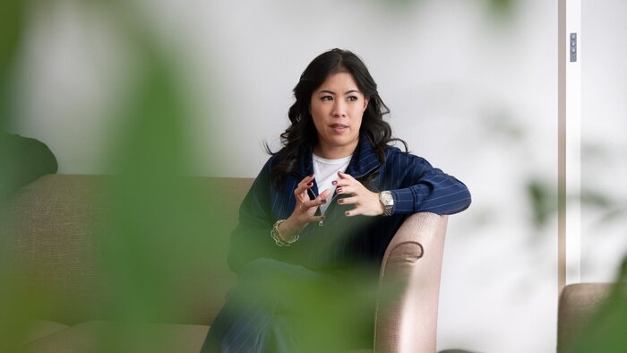 Junge asiatische Frau, bei einem Interviewgespr&auml;ch 