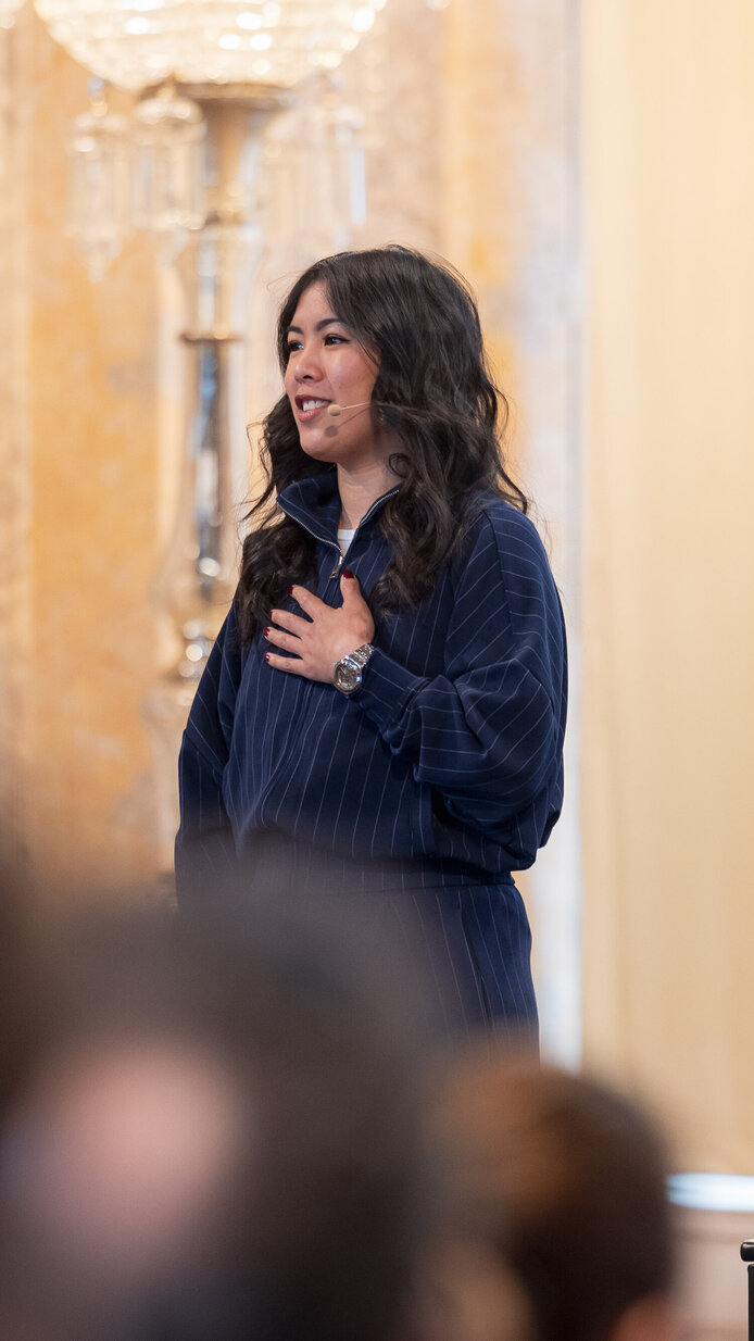 Mai Thi Nguyen-Kim beim Vortrag im Festsaal der ÖAW