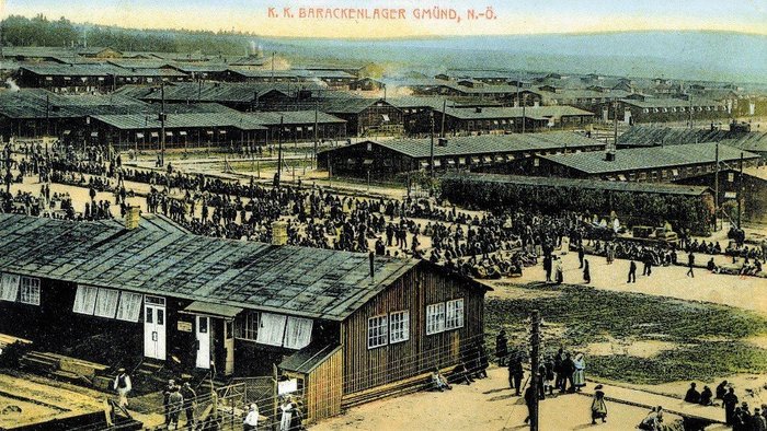 Historische Ansichtskarte eines aus Holz gebauten Barackenlagers f&uuml;r Fl&uuml;chtlinge im 1. Weltkrieg