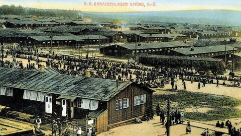 Historische Ansichtskarte eines aus Holz gebauten Barackenlagers für Flüchtlinge im 1. Weltkrieg