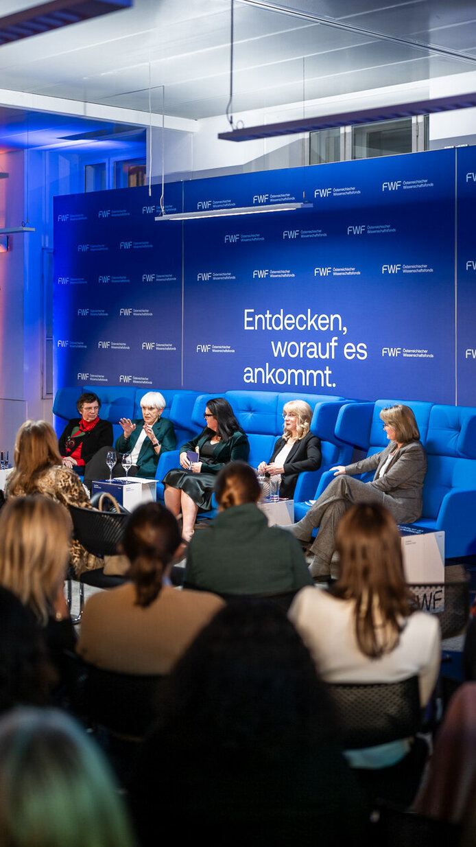 Blick auf die Diskutantinnen des Panels über die Köpfe des Publikums